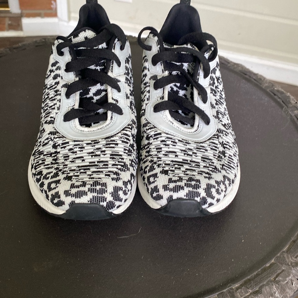 Black and white  sneakers. New  without  tag